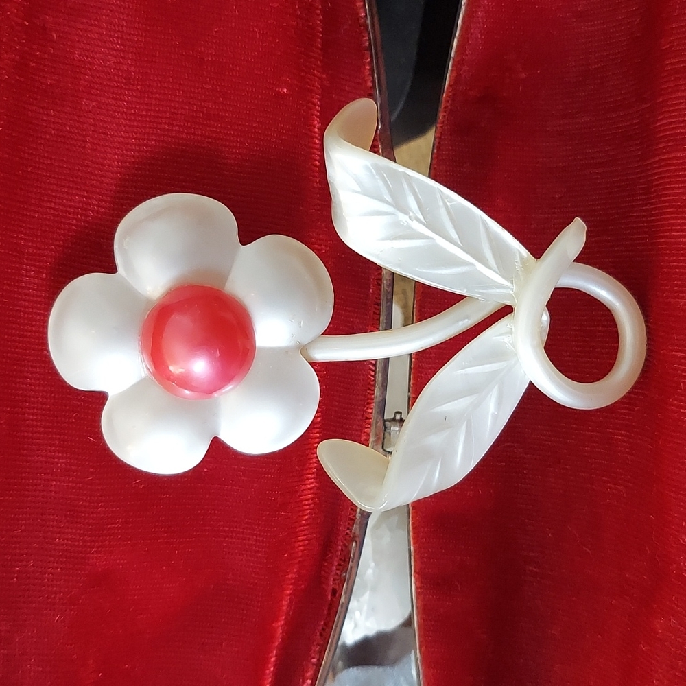 Vintage Large Lucite Daisy Brooch